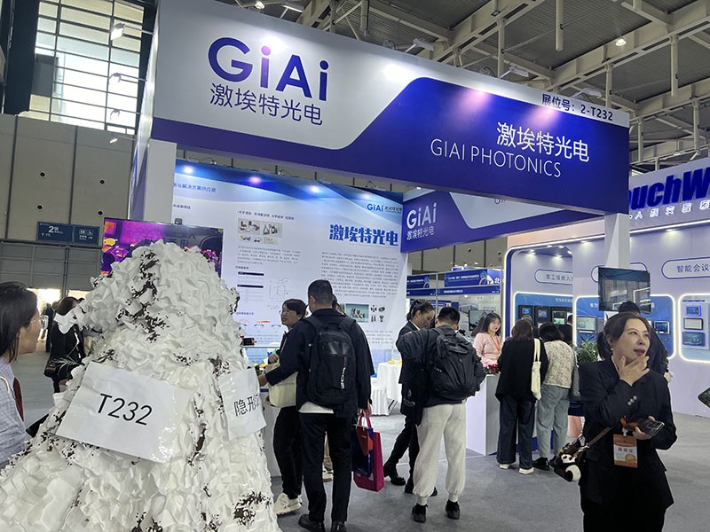 激埃特展會(huì )參觀(guān)者拍攝圖